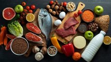 Alimentos ricos em vitamina E servem como potente antioxidante que combate o estresse oxidativo e a inflamação - Imagem: Reprodução/Freepik