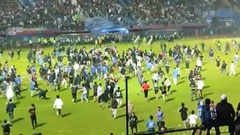 Confusão em campo de futebol termina com 127 mortos - Foto: Reprodução / Twitter