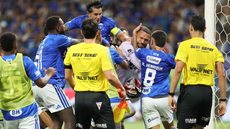 A súmula do árbitro detalhou as ações que levaram às expulsões, destacando a brutalidade dos confrontos entre os atletas - Imagem: Reprodução/Gilson Lobo/AGIF