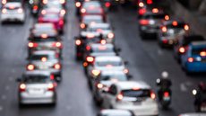 Mês de abril de 2025 foi o mais crítico, com média diária de 420 km de congestionamentos em dias úteis - Imagem: Reprodução / Freepik