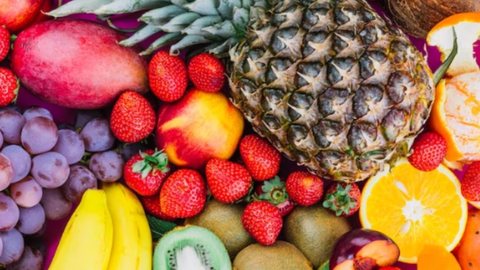 Sendo rica em nutrientes e probióticos, a fruta é bastante consumida no Brasil, ajuda a soltar o intestino e melhora a digestão - Imagem: Reprodução/Freepik