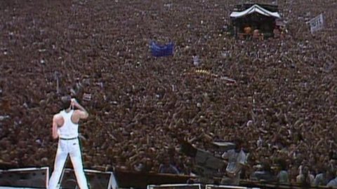 Artistas icônicos como Queen e U2 se apresentaram no Live Aid, que arrecadou cerca de US$ 100 milhões para ajudar a Etiópia em crise - Imagem: Reprodução/ Youtube