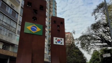 Monumento inspirado em JangSung, totens da cultural popular coreana antiga instalado em praça do Bom Retiro. - Imagem: Divulgação/Prefeitura de São Paulo.