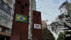 Monumento inspirado em JangSung, totens da cultural popular coreana antiga instalado em praça do Bom Retiro. - Imagem: Divulgação/Prefeitura de São Paulo.