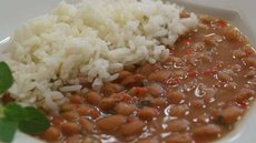 Com a vida urbana acelerada, muitos brasileiros abandonam a alimentação tradicional, optando por alternativas rápidas e práticas - Imagem: Reprodução/Redes Sociais