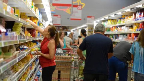 Alta no consumo vem acompanhada de pressão nos preços da cesta básica. - Imagem: Reprodução/Agência Brasil.