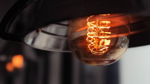 Conta de luz fica mais barata a partir desta sexta-feira - Imagem: Reprodução / Freepik
