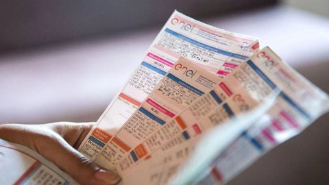 A Aneel anunciou que não haverá taxa extra na conta de luz, garantindo tarifas estáveis e um bônus adicional para os consumidores. - Imagem: Reprodução | Redes Sociais