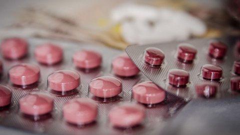 A decisão de incinerar contraceptivos levanta questões sobre o desperdício de recursos públicos e a saúde das mulheres - Imagem: Reprodução / Pixabay