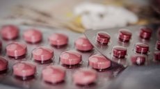 A decisão de incinerar contraceptivos levanta questões sobre o desperdício de recursos públicos e a saúde das mulheres - Imagem: Reprodução / Pixabay
