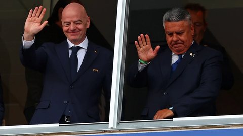 O presidente da AFA, Claudio "Chiqui" Tapia, é citado na investigação conduzida pelo FBI, que apura suspeitas de fraude financeira e lavagem de dinheiro envolvendo operações da entidade nos Estados Unidos. - Imagem: Chris Brunskill/Fantasista/Getty Images