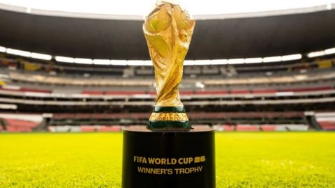 Taça da Copa do Mundo no Estádio Azteca, no México - Imagem: Reprodução/FIFA via Getty Images