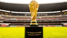Taça da Copa do Mundo no Estádio Azteca, no México - Imagem: Reprodução/FIFA via Getty Images