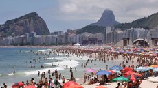 O acidente ocorreu entre os postos 3 e 4 da praia, com equipes de resgate mobilizadas para buscar o piloto, que não sobreviveu - Imagem: Reprodução / Tânia Rêgo / Agência Brasil