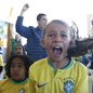 Torcedores acompanhando a estreia da seleção brasileira de futebol feminino contra o Panamá, em 2023 - Imagem: Reprodução / Paulo Pinto / Agência Brasil