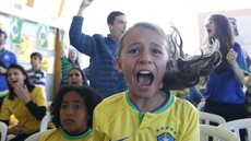 Torcedores acompanhando a estreia da seleção brasileira de futebol feminino contra o Panamá, em 2023 - Imagem: Reprodução / Paulo Pinto / Agência Brasil