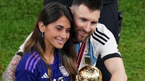 Lionel Messi celebra a vitória da Argentina na Copa do Mundo ao lado da esposa, Antonella - Imagem: reprodução/Facebook