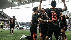 Jogares do Corinthians comemoram primeiro gol do Corinthians no jogo - Reprodução/ Meu Timão