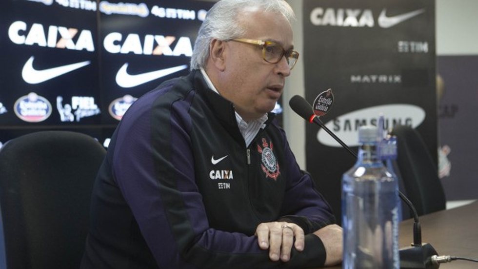 Roberto de Andrade, diretor de futebol do Corinthians, durante coletiva de imprensa - Imagem: reprodução/Facebook
