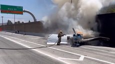 Testemunhas registaram momento em que aeronave pega fogo, após se chocar com caminhão - Imagem: Divulgação/The Corona Fire Department