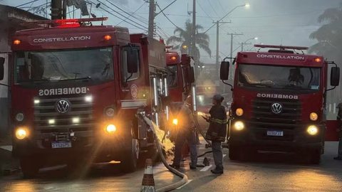 Incêndio mobilizou nove viaturas do Corpo de Bombeiros e exigiu mais de três horas de combate às chamas em Praia Grande. - Imagem:  Leandro Guedes/TV Tribuna