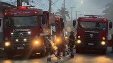 Incêndio mobilizou nove viaturas do Corpo de Bombeiros e exigiu mais de três horas de combate às chamas em Praia Grande. - Imagem:  Leandro Guedes/TV Tribuna