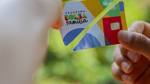 Cancelamento de cadastros do Bolsa Família afeta 90% dos municípios brasileiros, mas 425 cidades registram aumento de beneficiários. - Imagem: Reprodução | Jeane de Oliveira / FDR