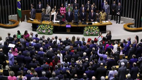 Com a recente alteração, a cota parlamentar agora inclui despesas com internet e bagagens, além de outros benefícios já existentes. - Imagem: Reprodução | Marina Ramos/ Câmara dos Deputados