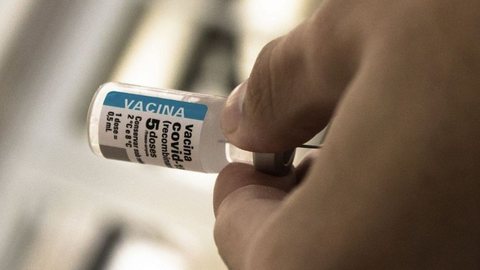 Especialistas apontam risco de novos surtos diante da queda na adesão às doses. - Imagem: Reprodução/Raquel Portugal/FioCruz.