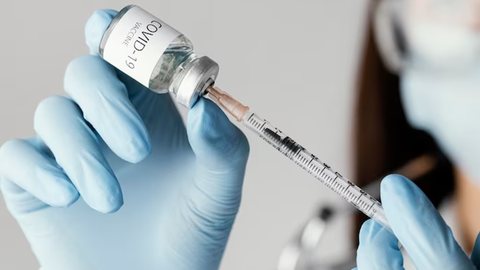 A vacina bivalente da Moderna protege contra a cepa original do coronavírus e contra as subvariantes ômicron - Imagem: Freepik