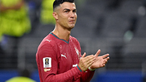 Cristiano Ronaldo deixa o gramado emocionado após a derrota para a Espanha por 1 a 0, resultado que eliminou Portugal da Copa do Mundo de 2026 - Imagem: Reprodução