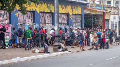 Usuários de drogas em rua do Centro de SP após serem retirados da Praça Princesa Isabel - Imagem: Reprodução/Wagner Vilas/Agência O Dia/Estadão Conteúdo