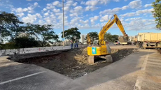 Cratera na Marginal Tietê segue em reparo, máquinas e cones ainda ocupam parte da via - Imagem: Reprodução | Band