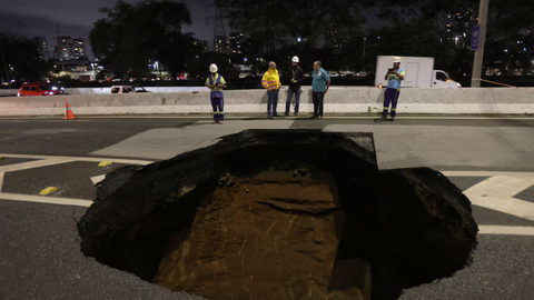 Cratera aberta na Marginal Tietê permanece em reparos indefinidos - Imagem: Tiago Queiroz/Estadão