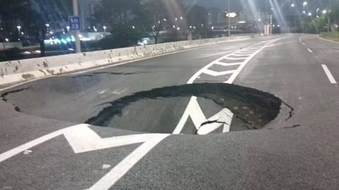 Uma nova cratera se formou na Marginal Tietê, em São Paulo, no mesmo local de um afundamento anterior, sem registros de acidentes - Imagem: Reprodução/ Redes Sociais