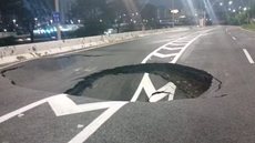 Uma nova cratera se formou na Marginal Tietê, em São Paulo, no mesmo local de um afundamento anterior, sem registros de acidentes - Imagem: Reprodução/ Redes Sociais