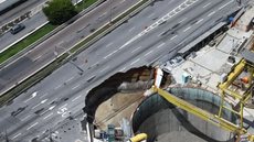 Infiltração na caixa de acesso da Marginal Tietê leva a interdições e riscos para motoristas na região - Imagem: Reprodução / Agência Brasil