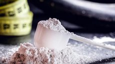 Resultados indicam que a creatina pode não ser o investimento ideal para quem busca hipertrofia em treinos recreativos. - Imagem: Reprodução | Freepik