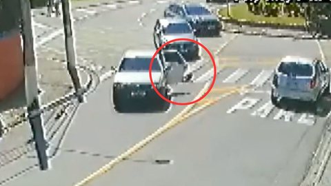 VÍDEO: criança é arremessada de carro em movimento no meio da rua em SP - Imagem: reprodução redes sociais