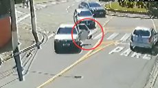 VÍDEO: criança é arremessada de carro em movimento no meio da rua em SP - Imagem: reprodução redes sociais