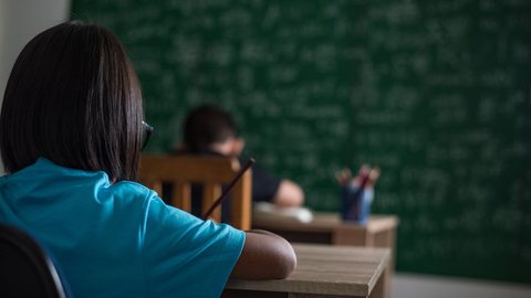 Escola afirma que a professora foi afastada e uma sindicância interna foi instaurada - Imagem: Reprodução / Freepik