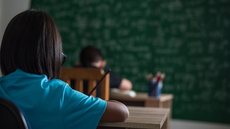 Escola afirma que a professora foi afastada e uma sindicância interna foi instaurada - Imagem: Reprodução / Freepik