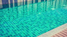 Criança de 3 anos morre após se afogar em piscina - Imagem: Reprodução / Freepik