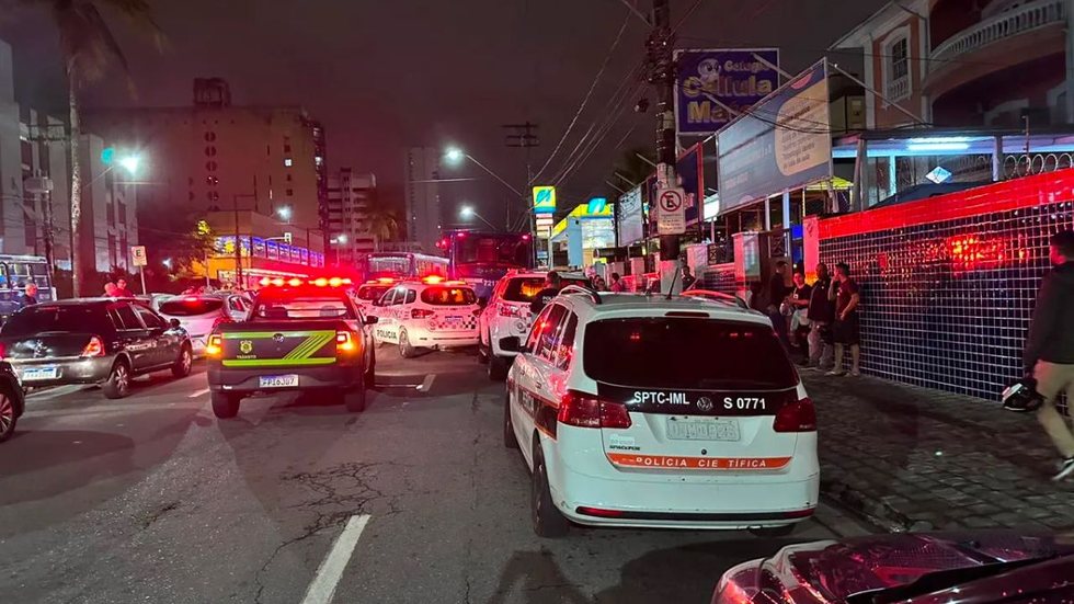 O menino, de dois anos, soltou a mão da mãe e correu para a avenida, quando foi atingido por um ônibus - Imagem: reprodução TV Globo