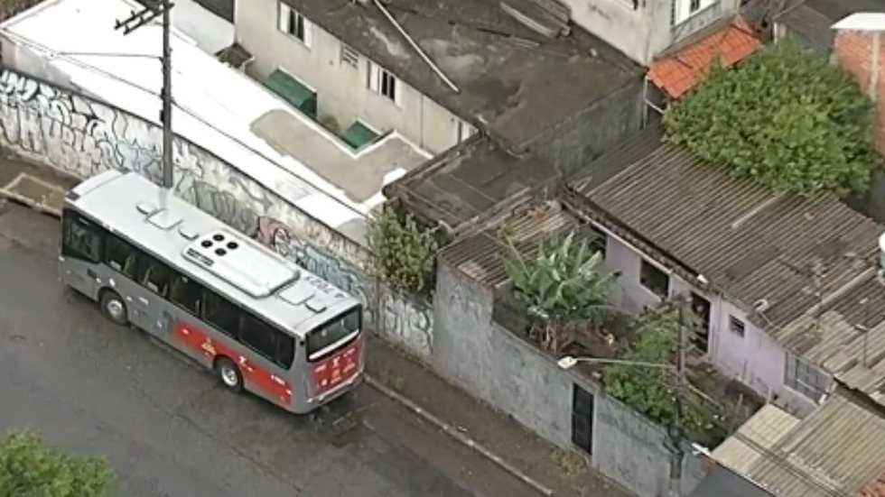 Uma criança de 8 anos foi atropelada por um ônibus na Zona Leste de São Paulo. - Imagem: reprodução I Twitter @balancogeral