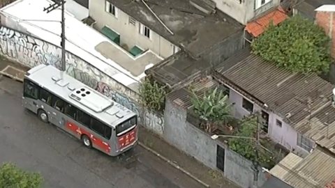 Uma criança de 8 anos foi atropelada por um ônibus na Zona Leste de São Paulo. - Imagem: reprodução I Twitter @balancogeral