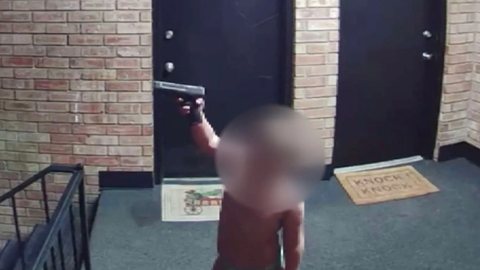 A criança balança a arma carregada e aponta para as portas dos vizinhos - Imagem: reprodução/New York Post