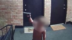 A criança balança a arma carregada e aponta para as portas dos vizinhos - Imagem: reprodução/New York Post