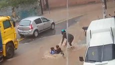 Vídeo desesperador mostra crianças sendo arrastadas por enxurrada em SP - Imagem: reprodução R7