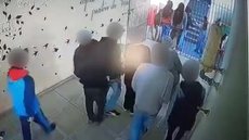 O pai da vítima também foi hostilizado pelos estudantes, como mostram as câmeras de segurança da escola - Imagem: reprodução/TV Globo